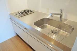 IREACO YOSHIZUKA-601 | Private kitchenette | Fridge, microwave, stovetop, electric kettle - IREACO Yoshizuka (Fukuoka)