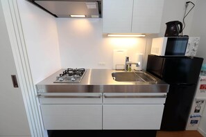 Appartement (NADESHIKO HOTEL-402) | Cuisine privée | Réfrigérateur, micro-ondes, plaque de cuisson, bouilloire électrique