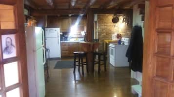 Lemari es, microwave, oven, dan mesin pembuat kopi/teh