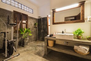 Dusche, Haartrockner, Bidet, Handtücher