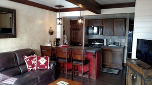 Smart TV, fireplace - Beautiful views and easy walk to the lifts..... (Angel Fire)