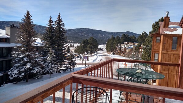 Outdoor dining - Beautiful views and easy walk to the lifts..... (Angel Fire)