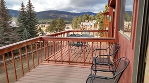 Outdoor dining - Beautiful views and easy walk to the lifts..... (Angel Fire)