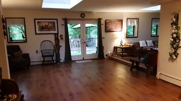 TV connectée, jeux vidéo, lecteur de DVD, livres