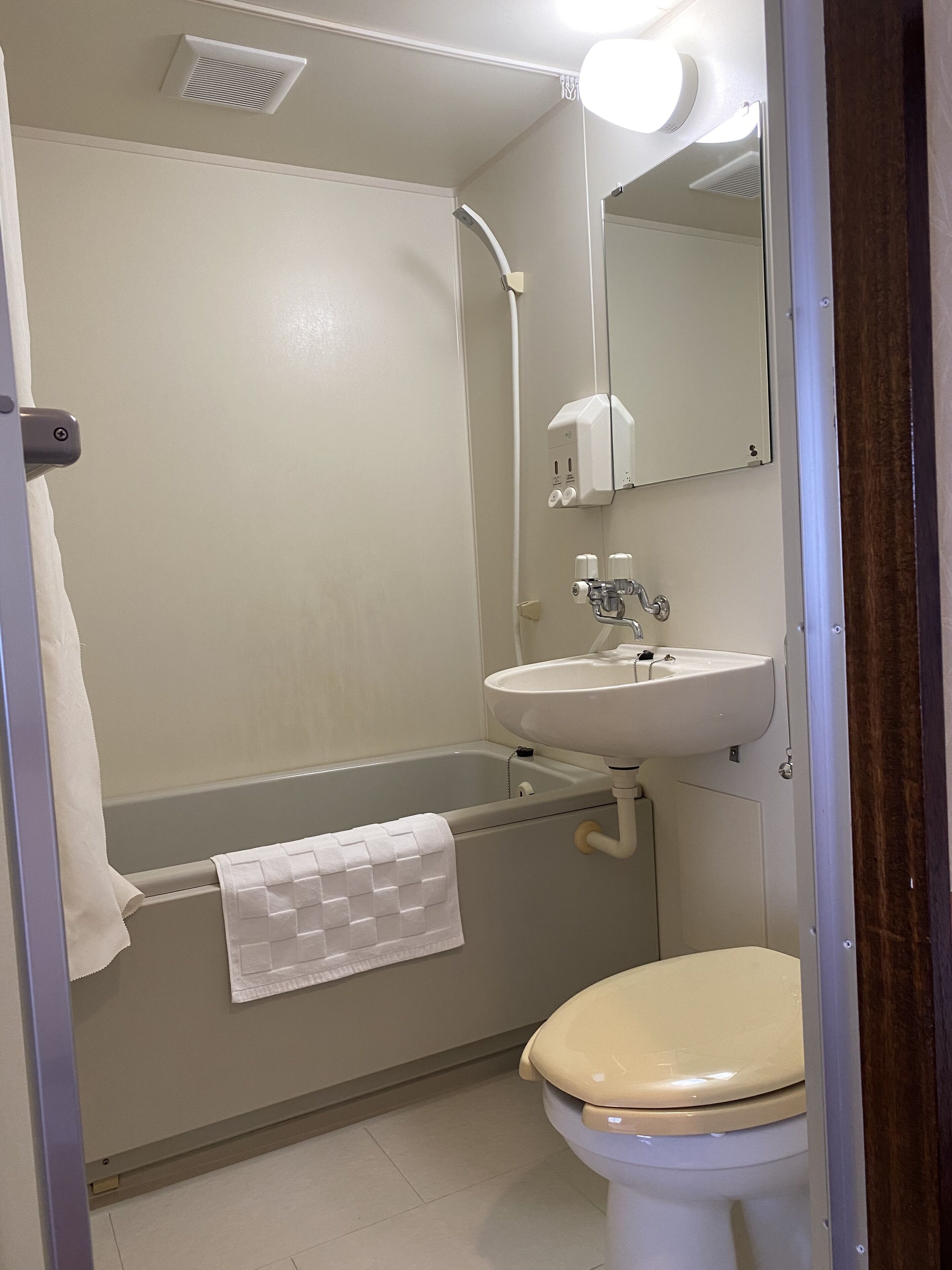 Bathroom | Free toiletries, hair dryer, towels, shampoo
