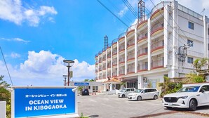 Un immeuble à plusieurs étages sur lequel on peut lire l’inscription : « VUE SUR L’OCÉAN À KIBOGAOKA ».