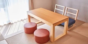 Japanese Western Style Room | Desk, free WiFi, bed sheets - Ocean View in Kibogaoka (Onna)