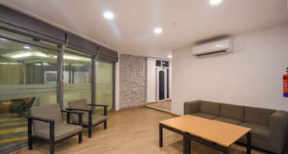 OYO Townhouse 201 Heera Holiday Inn