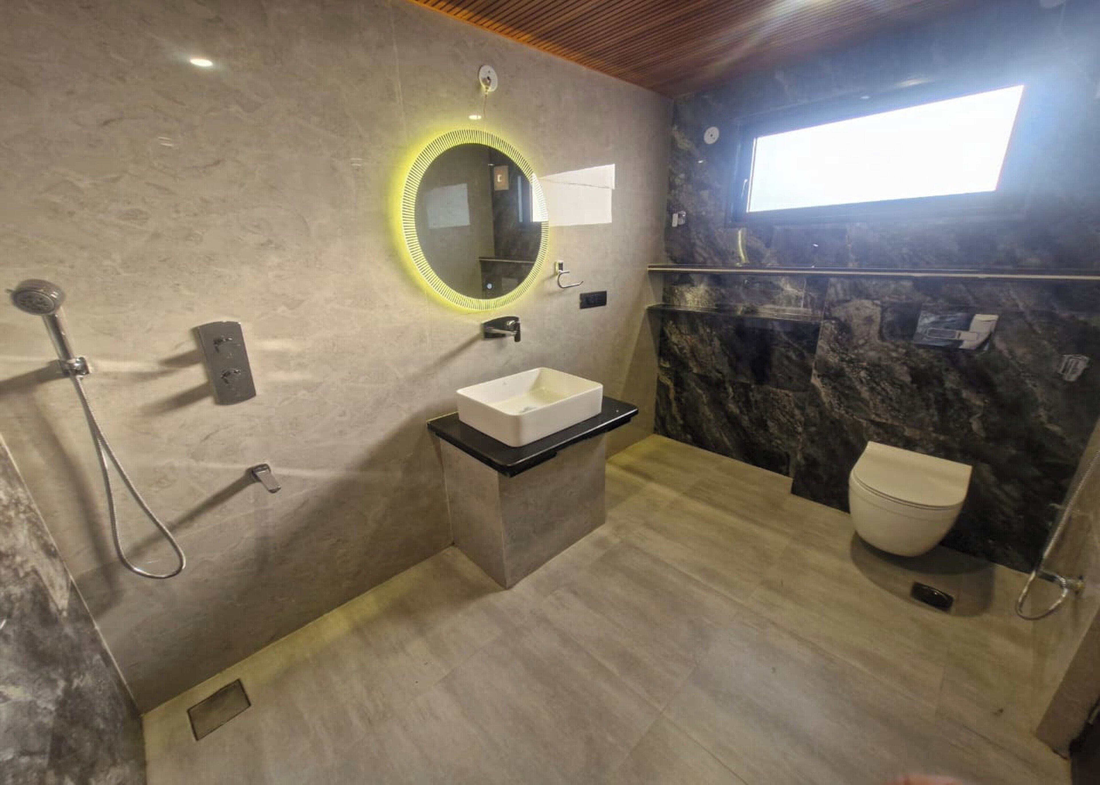 Combined shower/bathtub, deep-soaking bathtub, free toiletries