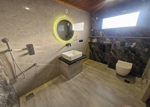 Combined shower/bathtub, deep-soaking bathtub, free toiletries - Hotel Sanctuary Resort (Sawai Madhopur)