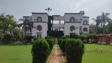 Vista frontal de la propiedad