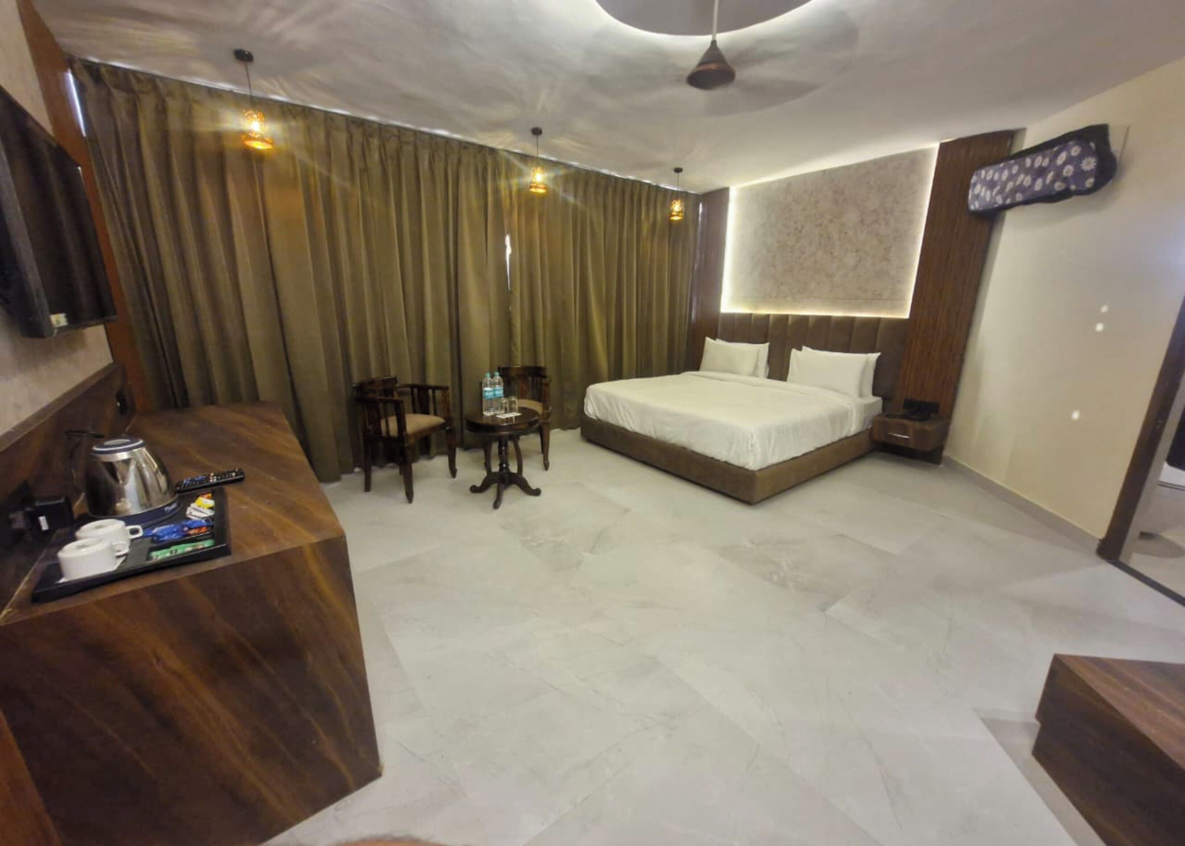 エジプト綿のシーツ、高級寝具、デスク、ノートパソコン用作業スペース