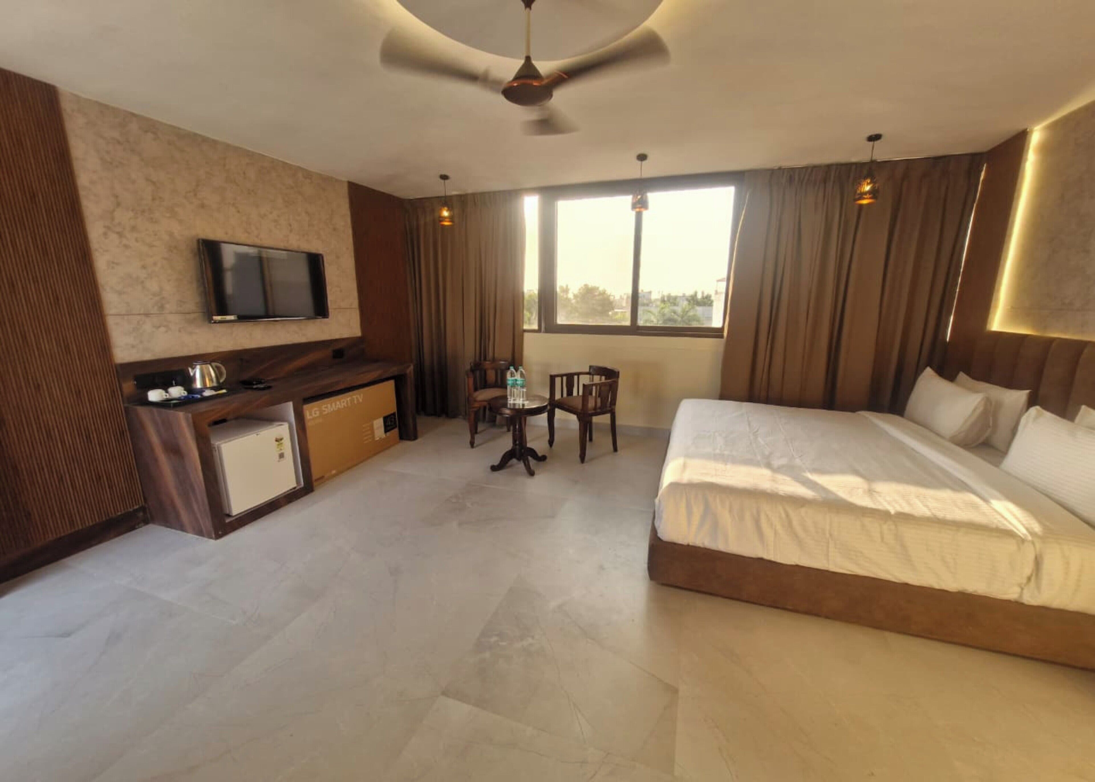 エジプト綿のシーツ、高級寝具、デスク、ノートパソコン用作業スペース