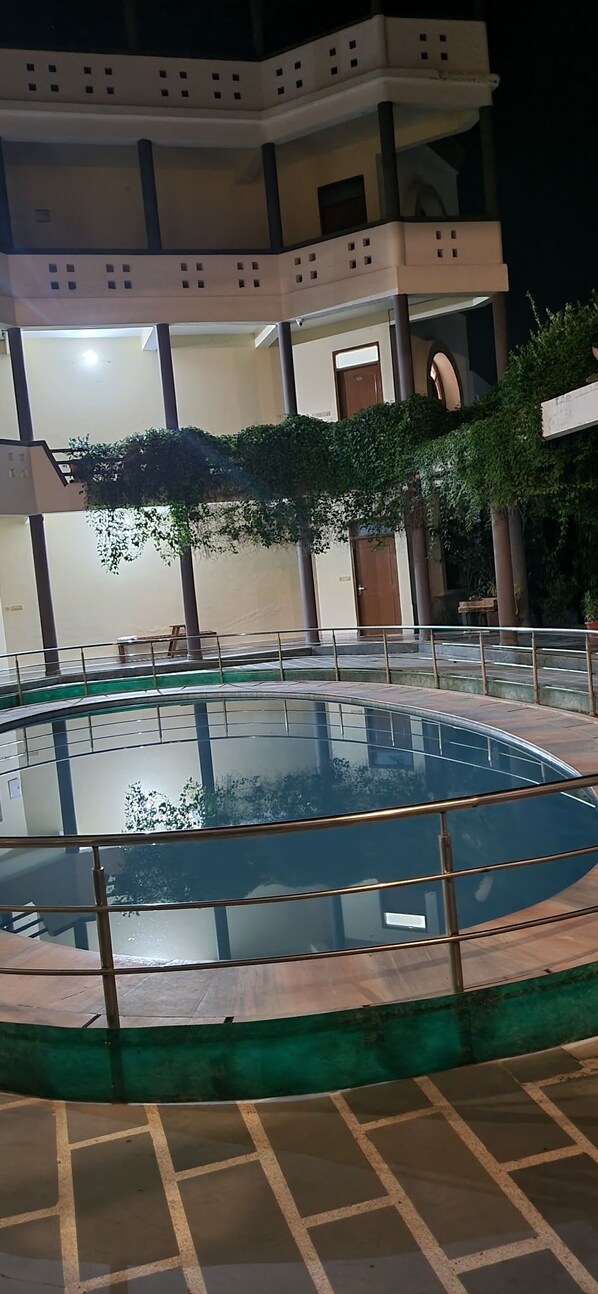 Utomhuspool och solstolar