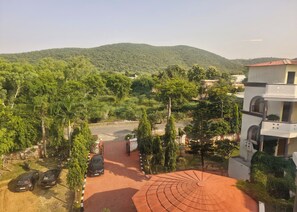 Egyptian cotton sheets, premium bedding, desk, laptop workspace - Hotel Sanctuary Resort (Sawai Madhopur)