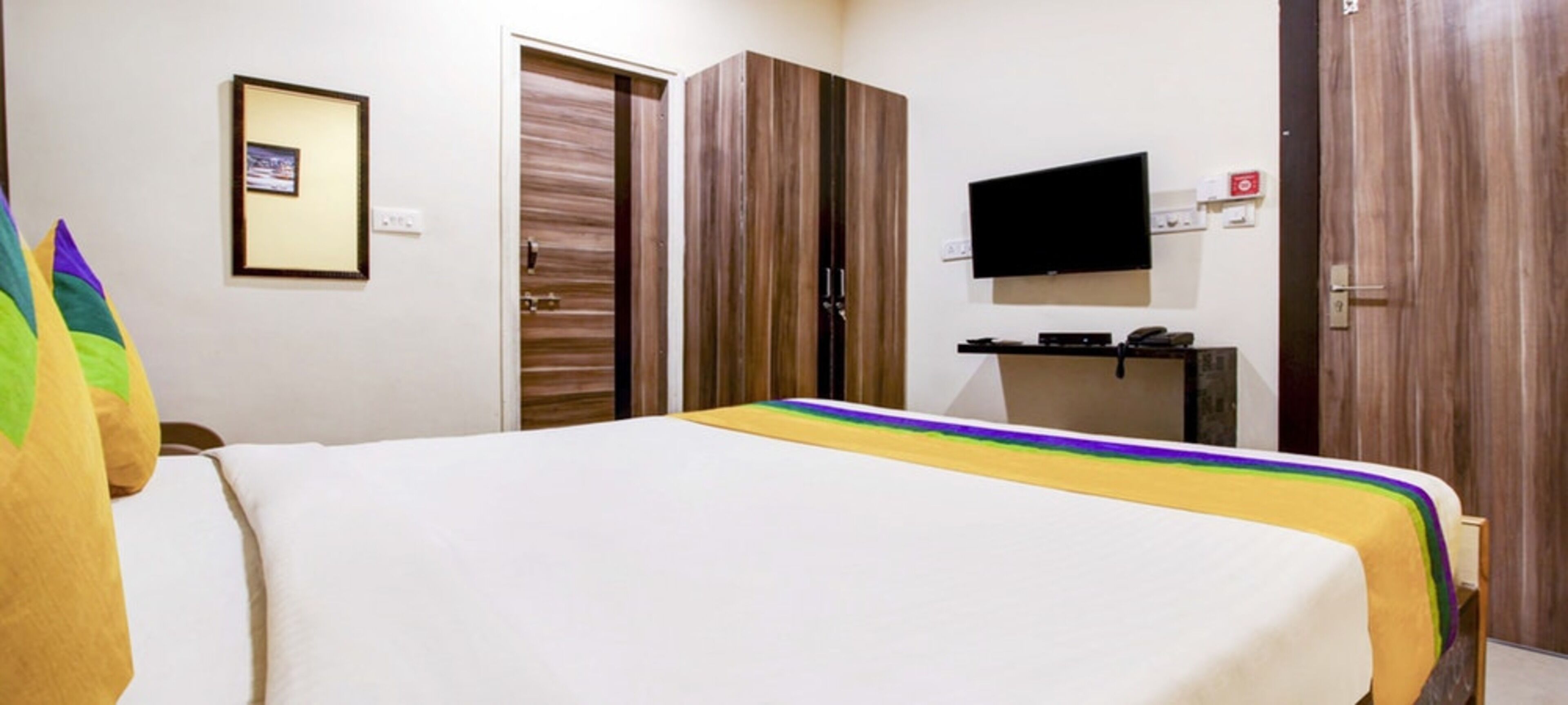 Deluxe Double Room | Rollaway beds (surcharge), WiFi (free)