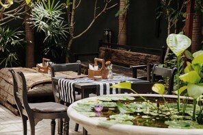 Outdoor dining - NIVASA (Colombo)