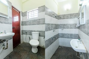 Shower, towels - OYO Flagship 41108 Hotel Diamond In Kakkanad (Kanayannur)