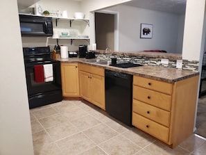 Jääkaappi, mikroaaltouuni, uuni, liesi