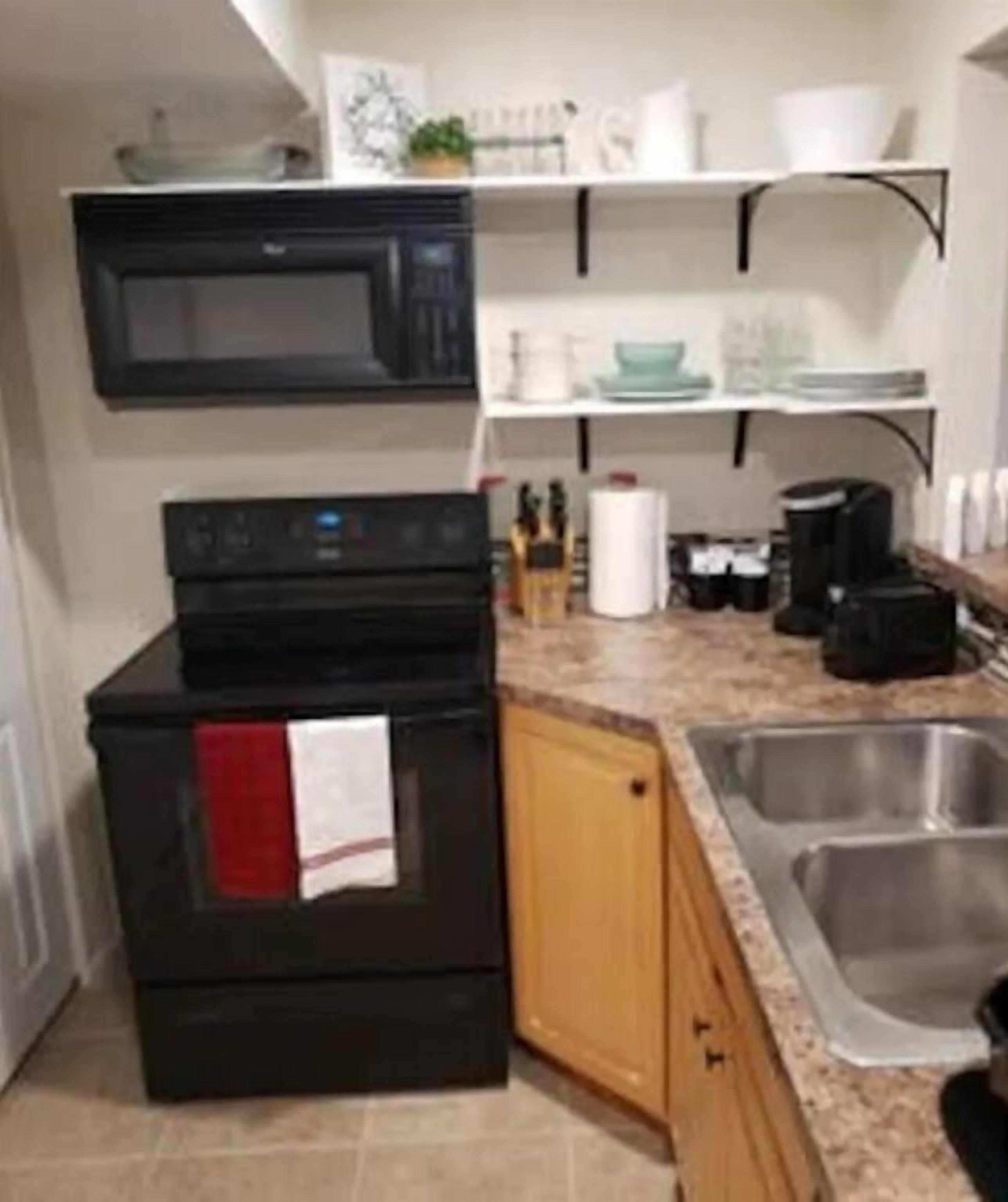 Geladeira, micro-ondas, fogão, cooktop