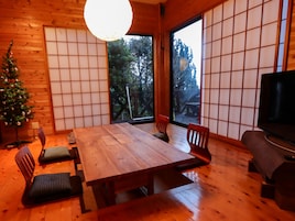 Casa, 2 habitaciones | Sala de estar | Una televisión de pantalla plana, una chimenea, un reproductor de DVD