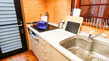 Maison, 2 chambres | Cuisine privée | Réfrigérateur, micro-ondes, plaque de cuisson, cafetière/bouilloire