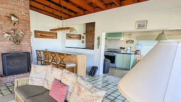 Älytelevisio, takka, kirjoja