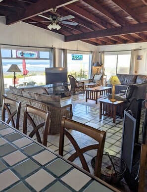 TV connectée, cheminée, livres