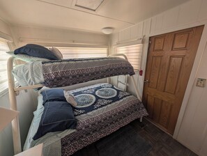 3 bedrooms, free WiFi, bed sheets, wheelchair access