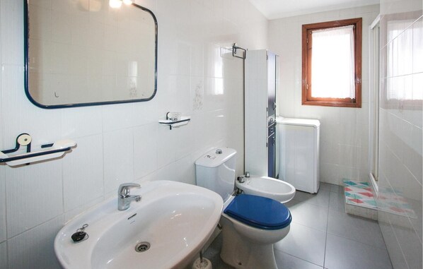 A bathroom with a sink, toilet, and shower. - 3 bedroom lovely home in Santa Pola (Santa Pola)
