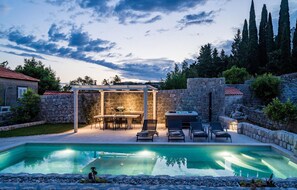 A heated pool - Nice home in Donje Obuljeno (Donje Obuljeno)