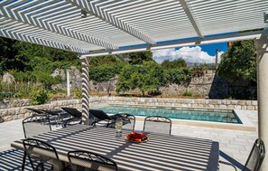 Outdoor dining - Nice home in Donje Obuljeno (Donje Obuljeno)