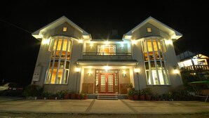 A two-story building with a central entrance, large windows, and a balcony. - Cingjing Farm Jenku Villa (Ren'ai)