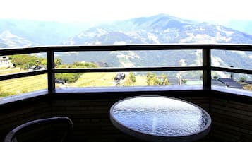 Vierpersoonskamer, uitzicht op bergen | Balkon