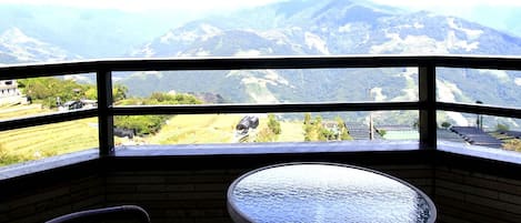Habitación cuádruple, vistas a la montaña | Balcón