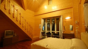 Family Room | Blackout curtains, free WiFi, bed sheets
