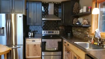 Een koelkast, een magnetron, een oven, een kookplaat