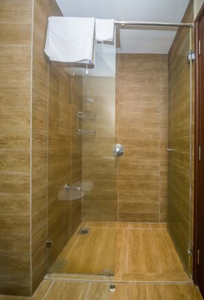 Studio, Balcony | Bathroom | Shower, hydromassage showerhead, free toiletries, hair dryer - Taarifa Suites by Dunhill Serviced Apartments (Nairobi)