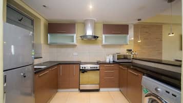 Departamento, 2 habitaciones | Cocina privada | Refrigerador, microondas, horno y parrilla de estufa