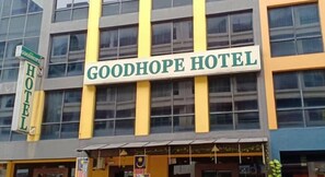 Ein Gebäude mit einem Schild, auf dem ‚GOODHOPE HOTEL‘ steht.
