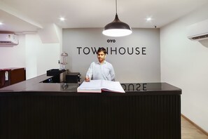 Lobby - OYO Townhouse 179 Daffodils Sector 52 (Gurugram)