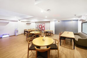 Restaurant - OYO Townhouse 179 Daffodils Sector 52 (Gurugram)