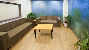 Living area - OYO Townhouse 179 Daffodils Sector 52 (Gurugram)