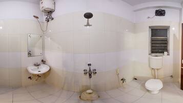 Shower, rainfall showerhead, free toiletries, towels