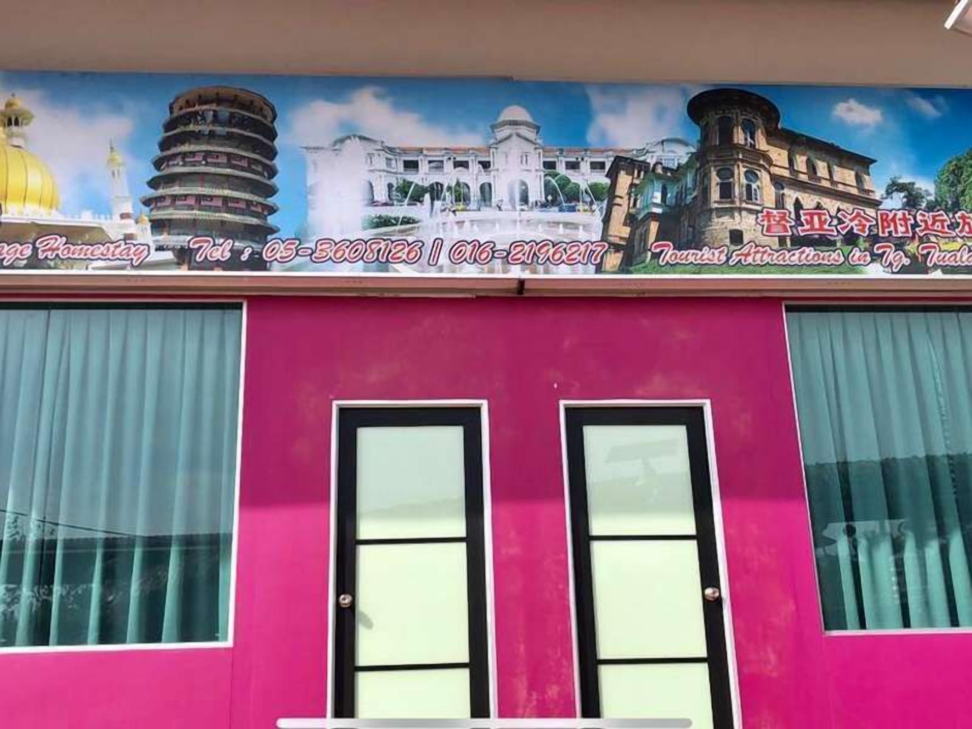 Ein pinkfarbenes Gebäude mit zwei Fenstern und einem Wandbild mit Sehenswürdigkeiten an der Fassade.