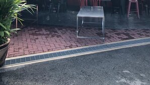 Bar (trong khuôn viên)