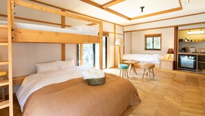 Habitación con literas, escritorio, silla y minibar.