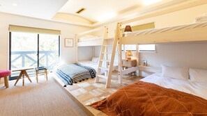 Bright Room C on the Top Floor with Two Bunk Beds | Down comforters, minibar, individually decorated, individually furnished - Riverside Lodge (Uwajima)