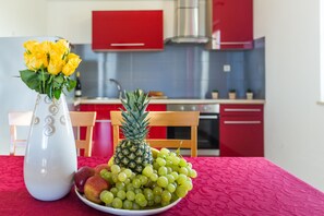 Réfrigérateur, four à micro-ondes, un four, lave-vaisselle