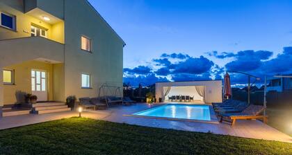 Belle maison de vacances avec un grand jardin prĂšs de la mer